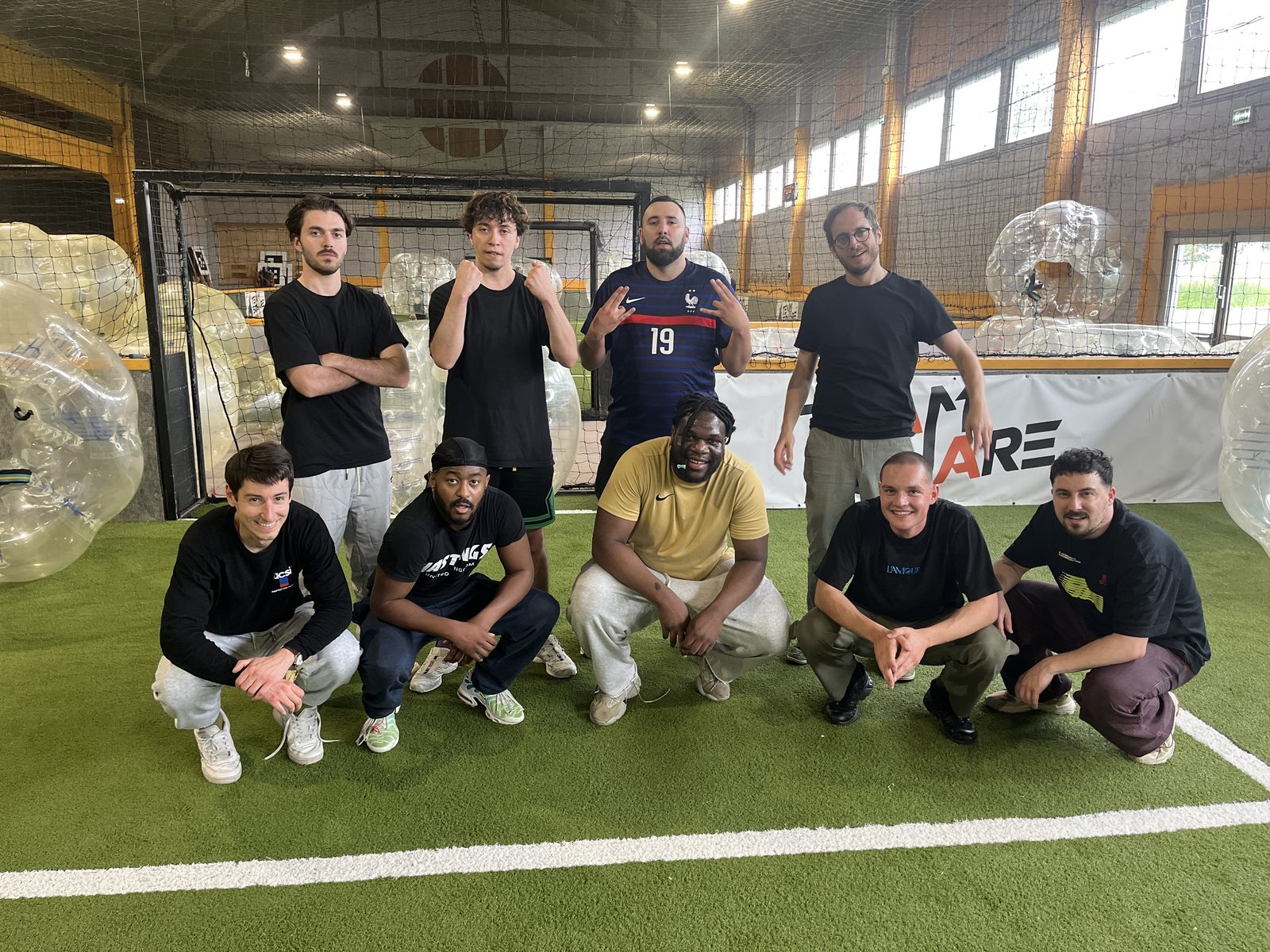 Une équipe de Bubble Foot pose après une session chez Team Square
